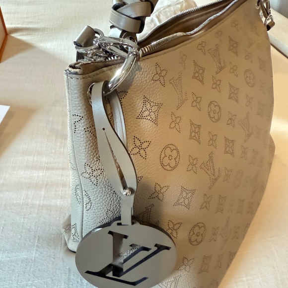 Louis Vuitton Beaubourg Hobo MM Color: Galet - Picture 8 of 9